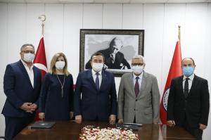 Konak’ta hem kırtasiyecilere hem öğrencilere destek